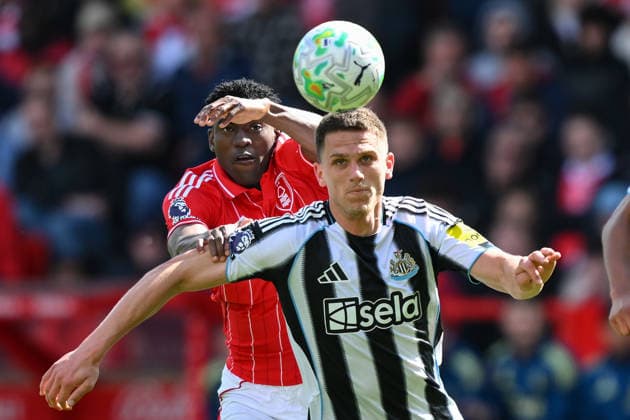 Nottingham Forest v Newcastle United - Premier League Sven Botman of Newcastle United is under pressure from Taiwo Awoniyi of Nottingham Forest during the Premier League match between Nottingham Forest and Newcastle United at the City Ground in Nottingham, United Kingdom, on May 10, 2026. Nottingham Nottinghamshire United Kingdom  Copyright: xMIxNewsx originalFilename:fletcher-nottingh260510_npejJ.jpg