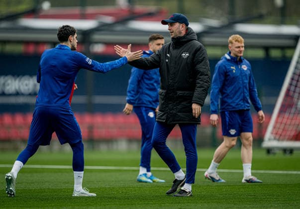Leipzigs Kosta Nedeljkovic und Cheftrainer Trainer Coach Ole Werner beim Training. Training RB Leipzig am 14. April 2026. Red Bull Akademie, Leipzig. Training RB Leipzig *** Leipzigs Kosta Nedeljkovic and head coach Coach Ole Werner at the RB Leipzig training session on April 14, 2026 Red Bull Academy, Leipzig Training RB Leipzig