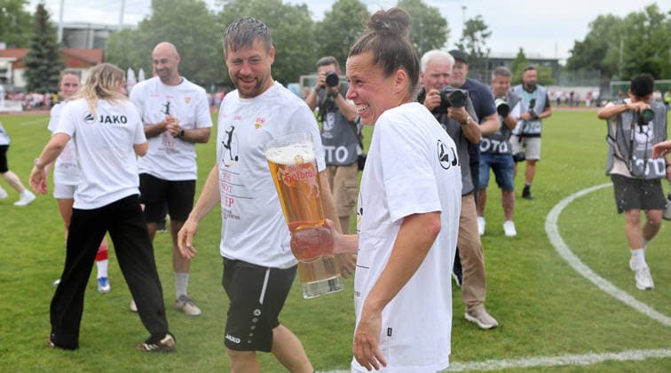 10 05 2026, Germany, Stuttgart, Soccer Women 2 Bundesliga, VfB Stuttgart vs VfL Wolfsburg II, Nicole Billa VfB, in front with a big beer glass, behind coach Nico Schneck wet after a beer shower