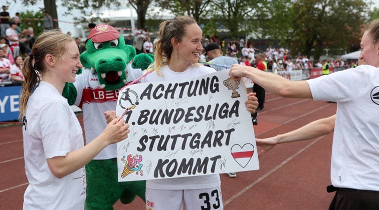 10 05 2026, Germany, Stuttgart, Soccer Women 2 Bundesliga, VfB Stuttgart vs VfL Wolfsburg II, Fabienne Dongus VfB, Center with poster Attention 1 Bundesliga Stuttgart is coming