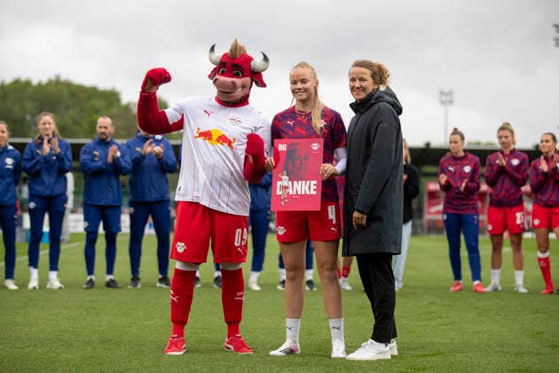 GER, Leipzig, Football, Google Pixel Womens Bundesliga, 25 Matchday, RB Leipzig vs Bayer 04 Leverkusen in picture v l Farewell before the match , Rucy Grunenberg RB Leipzig 04 , 11 05 2026, RB Leipzig Training Academy Cottaweg Leipzig DFB REGULATIONS PROHIBIT ANY USE OF PHOTOGRAPHS AS IMAGE SEQUENCES AND OR QUASI VIDEO, Copyright: HMBxMedia PaulxFritz