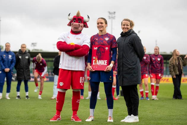 GER, Leipzig, Football, Google Pixel Womens Bundesliga, 25 Matchday, RB Leipzig vs Bayer 04 Leverkusen in picture v l Farewell before the match Lina von Schrader 11 05 2026, RB Leipzig Training Academy Cottaweg Leipzig DFB REGULATIONS PROHIBIT ANY USE OF PHOTOGRAPHS AS IMAGE SEQUENCES AND OR QUASI VIDEO, Copyright: HMBxMedia PaulxFritz