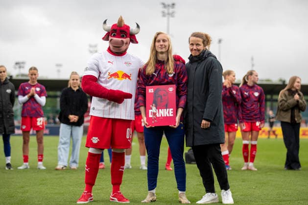 GER, Leipzig, Football, Google Pixel Womens Bundesliga, 25 Matchday, RB Leipzig vs Bayer 04 Leverkusen in picture v l Farewell before the match Kyra Spitzner RB Leipzig 23 , 11 05 2026, RB Leipzig Training Academy Cottaweg Leipzig DFB REGULATIONS PROHIBIT ANY USE OF PHOTOGRAPHS AS IMAGE SEQUENCES AND OR QUASI VIDEO, Copyright: HMBxMedia PaulxFritz