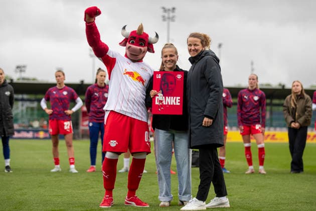 GER, Leipzig, Football, Google Pixel Womens Bundesliga, 25 Matchday, RB Leipzig vs Bayer 04 Leverkusen in picture v l Farewell before the match Luca Graf 11 05 2026, RB Leipzig Training Academy Cottaweg Leipzig DFB REGULATIONS PROHIBIT ANY USE OF PHOTOGRAPHS AS IMAGE SEQUENCES AND OR QUASI VIDEO, Copyright: HMBxMedia PaulxFritz