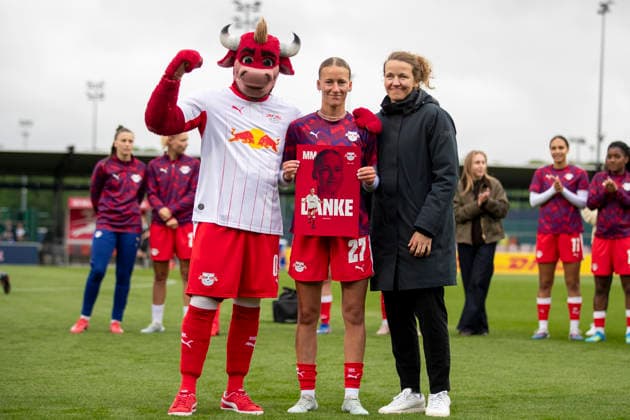 GER, Leipzig, Football, Google Pixel Womens Bundesliga, 25 Matchday, RB Leipzig vs Bayer 04 Leverkusen in picture v l Farewell before the match Marlene Mueller RB Leipzig 27 , 11 05 2026, RB Leipzig Training Academy Cottaweg Leipzig DFB REGULATIONS PROHIBIT ANY USE OF PHOTOGRAPHS AS IMAGE SEQUENCES AND OR QUASI VIDEO, Copyright: HMBxMedia PaulxFritz