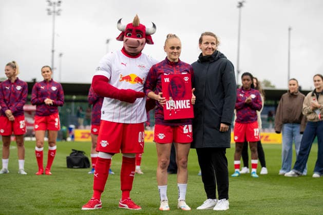 GER, Leipzig, Football, Google Pixel Womens Bundesliga, 25 Matchday, RB Leipzig vs Bayer 04 Leverkusen in picture v l Farewell before the match Victoria Krug RB Leipzig 20 , 11 05 2026, RB Leipzig Training Academy Cottaweg Leipzig DFB REGULATIONS PROHIBIT ANY USE OF PHOTOGRAPHS AS IMAGE SEQUENCES AND OR QUASI VIDEO, Copyright: HMBxMedia PaulxFritz