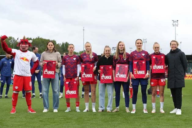 Google Pixel Frauen-Bundesliga, RB Leipzig - Bayer Leverkusen; 11.05.2026 Bei RB wurden vor der Partei 7 Spielerinnen verabschiedet (v.l.): Giovanna Hoffmann (7, RB Leipzig), Marlene Müller (27, RB Leipzig), Rucy Grunenberg (4, RB Leipzig), Luca Graf (26, RB Leipzig), Kyra Spitzner (23, RB Leipzig), Torwart Lina von Schrader (28, RB Leipzig), Victoria Krug (20, RB Leipzig). Außerdem im Bild: Maskottchen Bulli (RB Leipzig links) und Viola Odebrecht (Leiterin Frauen- und Mädchenfußball, RB Leipzig rechts). Fußball, Google Pixel Frauen-Bundesliga, Saison 2025 2026, 25. Spieltag: RB Leipzig vs. Bayer 04 Leverkusen am 11.05.2026, Trainingszentrum Cottaweg, Leipzig. DFB REGULATIONS PROHIBIT ANY USE OF PHOTOGRAPHS AS IMAGE SEQUENCES AND OR QUASI-VIDEO. *** Google Pixel Womens Bundesliga, RB Leipzig Bayer Leverkusen 11 05 2026 At RB, 7 players were bid farewell before the party f l Giovanna Hoffmann 7, RB Leipzig , Marlene Müller 27, RB Leipzig , Rucy Grunenberg 4, RB Leipzig , Luca Graf 26, RB Leipzig , Kyra Spitzner 23, RB Leipzig , Goalkeeper Lina von Schrader 28, RB Leipzig , Victoria Krug 20, RB Leipzig Also in the picture mascot Bulli RB Leipzig left and Viola Odebrecht Head of Womens and Girls Football, RB Leipzig right Football, Google Pixel Womens Bundesliga, Season 2025 2026, 25 Matchday RB Leipzig vs Bayer 04 Leverkusen on 11 05 2026, Training Center Cottaweg, Leipzig DFB REGULATIONS PROHIBIT ANY USE OF PHOTOGRAPHS AS IMAGE SEQUENCES AND OR QUASI VIDEO Copyright: xBEAUTIFULxSPORTS JanxKaeferx