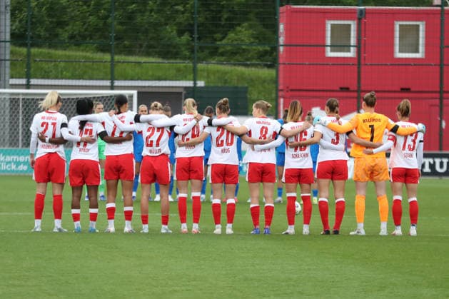 Google Pixel Womens Bundesliga, RB Leipzig Bayer Leverkusen 11 05 2026 The RB Leipzig team stands arm in arm during the minute of silence for the victims of the rampage on May 4 Football, Google Pixel Womens Bundesliga, Season 2025 2026, 25 Matchday RB Leipzig vs Bayer 04 Leverkusen on 11 05 2026, Training Center Cottaweg, Leipzig DFB REGULATIONS PROHIBIT ANY USE OF PHOTOGRAPHS AS IMAGE SEQUENCES AND OR QUASI VIDEO Copyright: xBEAUTIFULxSPORTS JanxKaeferx