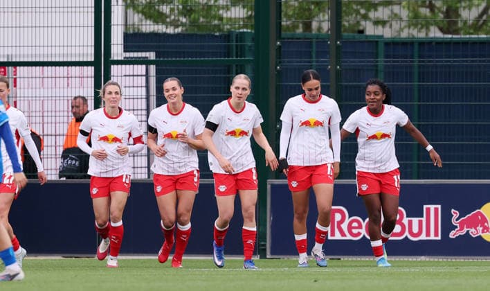 Leipzig, 11 05 2025, Red Bull Campus, Soccer, 1 Bundesliga, Women 25 Matchday , RB Leipzig vs Bayer 04 Leverkusen , In the picture Goal for RB Leipzig Lisa Baum 11, RBL scores 1 0 and cheers with teammates , For editorial use only Only editorial use , DFL DFB regulations prohibit any use of photographs as image sequences and or quasi video ,