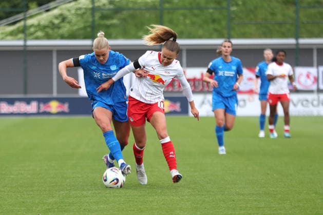 Google Pixel Frauen-Bundesliga, RB Leipzig - Bayer Leverkusen; 11.05.2026 Cornelia Kramer (7, Bayer Leverkusen) und Annabel Schasching (16, RB Leipzig) im Zweikampf. Fußball, Google Pixel Frauen-Bundesliga, Saison 2025 2026, 25. Spieltag: RB Leipzig vs. Bayer 04 Leverkusen am 11.05.2026, Trainingszentrum Cottaweg, Leipzig. DFB REGULATIONS PROHIBIT ANY USE OF PHOTOGRAPHS AS IMAGE SEQUENCES AND OR QUASI-VIDEO. Copyright: xBEAUTIFULxSPORTS JanxKaeferx