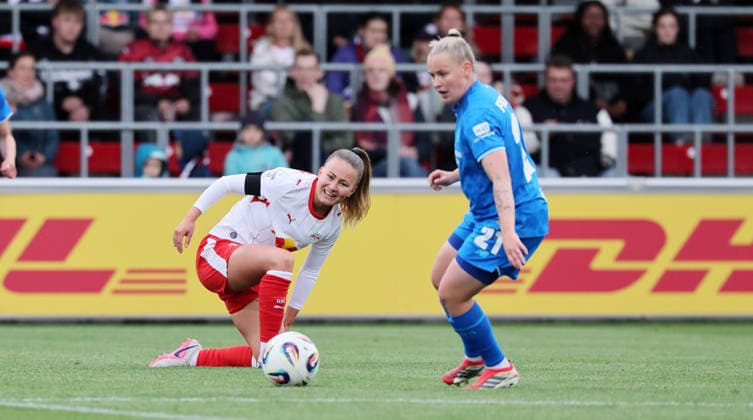 Leipzig, 11 05 2025, Red Bull Campus, Soccer, 1 Bundesliga, Women 25 Matchday , RB Leipzig vs Bayer 04 Leverkusen , Pictured from left Annabel Schasching 16, RBL , Vanessa Fudalla 21, LEV , For editorial use only Only editorial use , DFL DFB regulations prohibit any use of photographs as image sequences and or quasi video ,