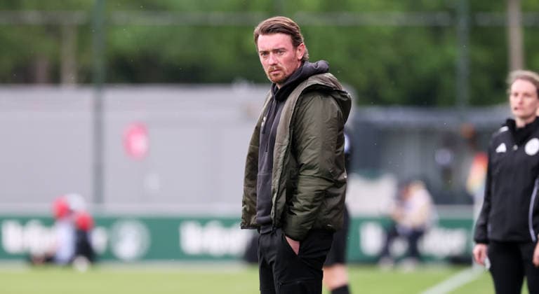 Leipzig, 11 05 2025, Red Bull Campus, Soccer, 1 Bundesliga, Women 25 Matchday , RB Leipzig vs Bayer 04 Leverkusen , In the picture Coach Jonas Stephan, RB Leipzig , For editorial use only Only editorial use , DFL DFB regulations prohibit any use of photographs as image sequences and or quasi video ,