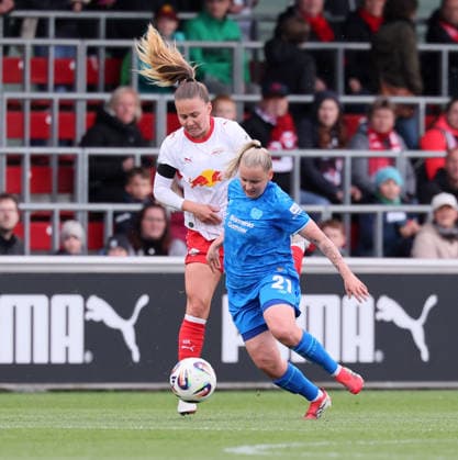 Leipzig, 11 05 2025, Red Bull Campus, Soccer, 1 Bundesliga, Women 25 Matchday , RB Leipzig vs Bayer 04 Leverkusen , Pictured from left Annabel Schasching 16, RBL , Vanessa Fudalla 21, LEV , For editorial use only Only editorial use , DFL DFB regulations prohibit any use of photographs as image sequences and or quasi video ,