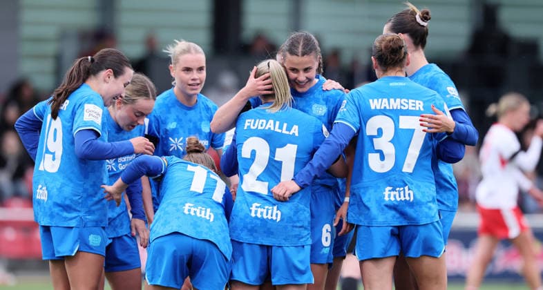 Leipzig, 11 05 2025, Red Bull Campus, Soccer, 1 Bundesliga, Women 25 Matchday , RB Leipzig vs Bayer 04 Leverkusen , In the picture Goal for Leverkusen Katharina Piljic 6, LEV scores 1 2 and cheers with teammates , For editorial use only Only editorial use , DFL DFB regulations prohibit any use of photographs as image sequences and or quasi video ,