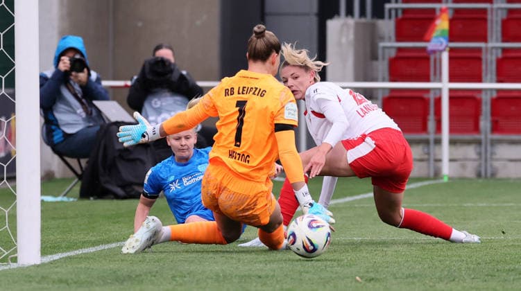 Leipzig, 11 05 2025, Red Bull Campus, Soccer, 1 Bundesliga, Women 25 Matchday , RB Leipzig vs Bayer 04 Leverkusen , In the picture The tunnel of Vanessa Fudalla 21, LEV at goalkeeper Elvira Herzog 1, RBL remained without consequences for the Leipzig women Julia Landenberger 21, RBL , For editorial use only Only editorial use , DFL DFB regulations prohibit any use of photographs as image sequences and or quasi video ,