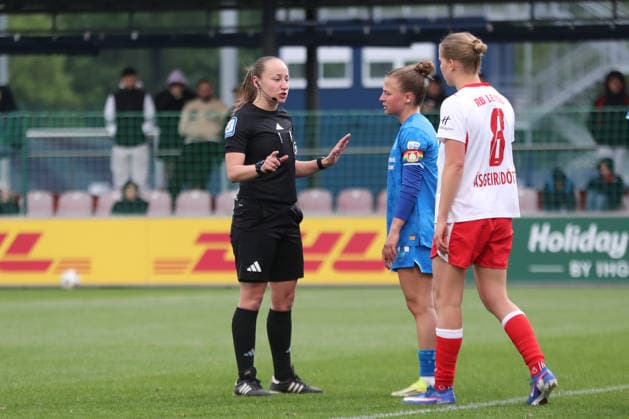 Google Pixel Womens Bundesliga, RB Leipzig Bayer Leverkusen 11 05 2026 Referee Lara Wolf with announcement to captain Kristin Kögel 11, Bayer Leverkusen and Emilia Kiaer Asgeirsdottir 8, RB Leipzig Soccer, Google Pixel Womens Bundesliga, Season 2025 2026, 25 Matchday RB Leipzig vs Bayer 04 Leverkusen on 11 05 2026, Training Center Cottaweg, Leipzig DFB REGULATIONS PROHIBIT ANY USE OF PHOTOGRAPHS AS IMAGE SEQUENCES AND OR QUASI VIDEO Copyright: xBEAUTIFULxSPORTS JanxKaeferx