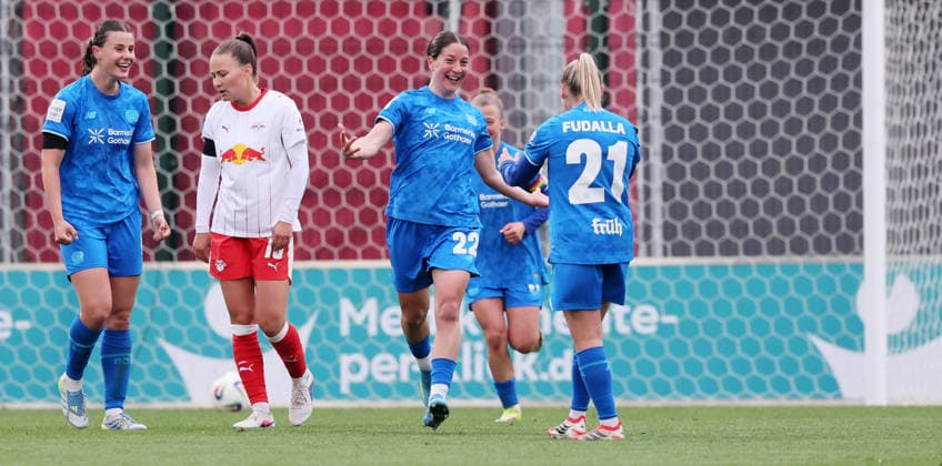 Leipzig, 11 05 2025, Red Bull Campus, Soccer, 1 Bundesliga, Women 25 Matchday , RB Leipzig vs Bayer 04 Leverkusen , In the picture Goal for Leverkusen Ruby Grant 22, LEV scores 1 3 and cheers with teammates , For editorial use only Only editorial use , DFL DFB regulations prohibit any use of photographs as image sequences and or quasi video ,