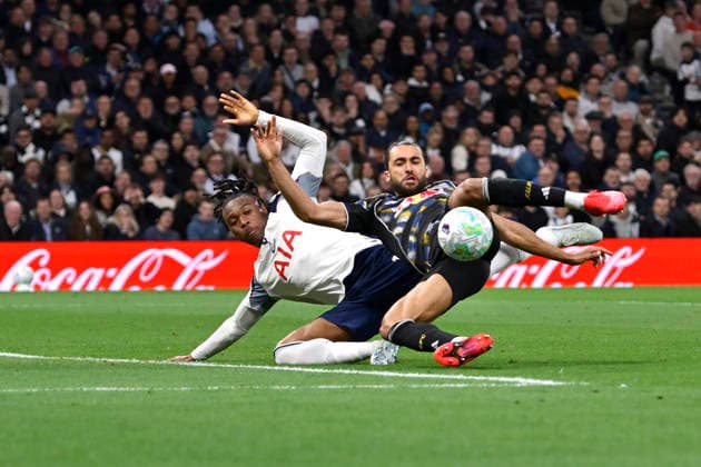 Spurs vs Leeds, Premier League Destiny Udogie of Tottenham Hotspur clashes with Dominic Calvert-Lewin of Leeds Utd but the Leeds forward was deemed offside during the Spurs vs Leeds Utd, Premier League match at the Tottenham Hotspur Stadium London. London Tottenham Hotspur Stadium UK Copyright: xMartinxDaltonx Spurs_vs_Leeds_110526_MD_009