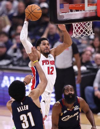 Detroit Pistons Tobias Harris (12) goes up for a dunk over Cleveland Cavaliers Jarred Allen (31) in the second quarter in Cleveland, Ohio Monday May 11, 2026.  CLE20260511104 AARONxJOSEFCZYK