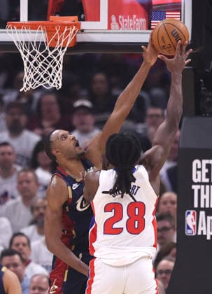 Cleveland Cavaliers Evan Mobley (4) blocks the shot of Detroit Pistons Isaiah Stewart (28) in the first quarter in Cleveland, Ohio Monday May 11, 2026.  CLE20260511107 AARONxJOSEFCZYK