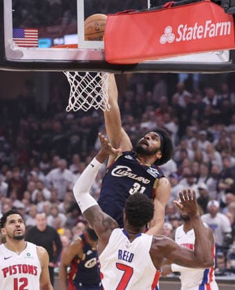 Cleveland Cavaliers Jarrett Allen (31) dunks over Detroit Pistons Paul Reed (7) in the fourth quarter in Cleveland, Ohio Monday May 11, 2026. The Cavaliers defeated the Pistons 112-103 to tie the series at 2 games each.  CLE20260511110 AARONxJOSEFCZYK