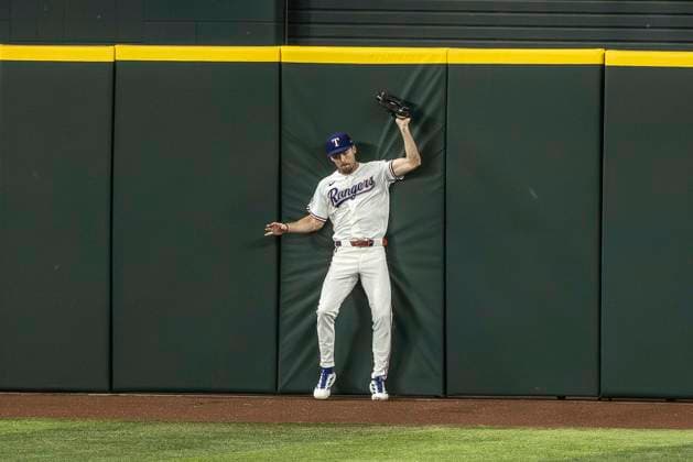 Sport Bilder des Tages #2 May 11, 2026, Arlington, Texas, USA: Texas Rangers center fielder EVAN CARTER (32) catches the ball at the wall for an out during a MLB, Baseball Herren, USA game between the Arizona Diamondbacks and Texas Rangers at Globe Life Field. Arizona wins 1-0. MLB 2026: Arizona 1:0 Texas  - ZUMAf180 20260511_zsp_f180_006 Copyright: xMarkxFannx