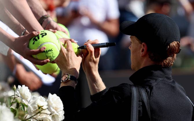 (260512) -- ROME, May 12, 2026 -- Jannik Sinner signs for fans after winning the men s singles round of 32 match between Jannik Sinner of Italy and Alexei Popyrin of Australia at the ATP, Tennis Herren Italian Open in Rome, Italy, May 11, 2026. ) (SP)ITALY-ROME-TENNIS-ATP-ITALIAN OPEN-MEN S SINGLES WangxKaiyan 