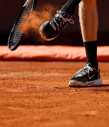 (260512) -- ROME, May 12, 2026 -- Jannik Sinner removes the dirt from his shoe during the men s singles round of 32 match between Jannik Sinner of Italy and Alexei Popyrin of Australia at the ATP, Tennis Herren Italian Open in Rome, Italy, May 11, 2026. ) (SP)ITALY-ROME-TENNIS-ATP-ITALIAN OPEN-MEN S SINGLES WangxKaiyan 