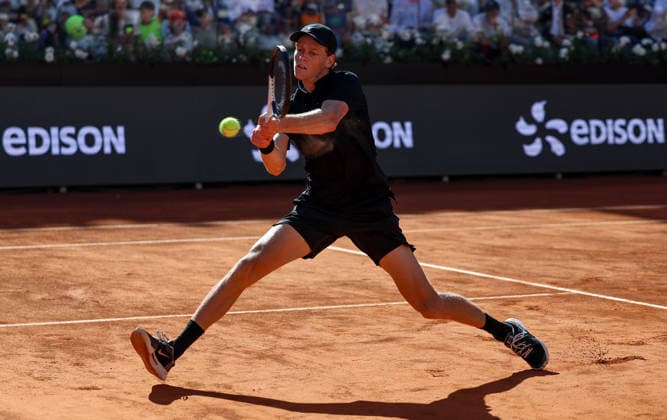 (260512) -- ROME, May 12, 2026 -- Jannik Sinner hits a return during the men s singles round of 32 match between Jannik Sinner of Italy and Alexei Popyrin of Australia at the ATP, Tennis Herren Italian Open in Rome, Italy, May 11, 2026. ) (SP)ITALY-ROME-TENNIS-ATP-ITALIAN OPEN-MEN S SINGLES WangxKaiyan 