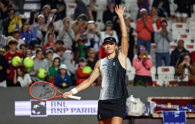 (260512) -- ROME, May 12, 2026 -- Iga Swiatek celebrates after winning the women s singles round of 16 match between Iga Swiatek of Poland and Osaka Naomi of Japan at the WTA, Tennis Damen Italian Open in Rome, Italy, May 11, 2026. ) (SP)ITALY-ROME-TENNIS-WTA-ITALIAN OPEN-WOMEN S SINGLES WangxKaiyan 