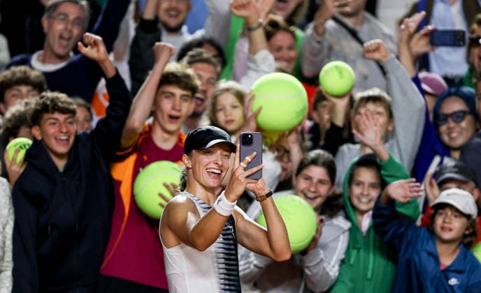 Sport Bilder des Tages #2 (260512) -- ROME, May 12, 2026 -- Iga Swiatek celebrates after winning the women s singles round of 16 match between Iga Swiatek of Poland and Osaka Naomi of Japan at the WTA, Tennis Damen Italian Open in Rome, Italy, May 11, 2026. ) (SP)ITALY-ROME-TENNIS-WTA-ITALIAN OPEN-WOMEN S SINGLES WangxKaiyan 