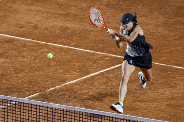 (260512) -- ROME, May 12, 2026 -- Iga Swiatek hits a return during the women s singles round of 16 match between Iga Swiatek of Poland and Osaka Naomi of Japan at the WTA, Tennis Damen Italian Open in Rome, Italy, May 11, 2026. ) (SP)ITALY-ROME-TENNIS-WTA-ITALIAN OPEN-WOMEN S SINGLES WangxKaiyan 