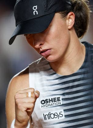 (260512) -- ROME, May 12, 2026 -- Iga Swiatek celebrates scoring during the women s singles round of 16 match between Iga Swiatek of Poland and Osaka Naomi of Japan at the WTA, Tennis Damen Italian Open in Rome, Italy, May 11, 2026. ) (SP)ITALY-ROME-TENNIS-WTA-ITALIAN OPEN-WOMEN S SINGLES WangxKaiyan 