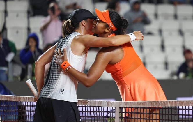 (260512) -- ROME, May 12, 2026 -- Iga Swiatek (L) of Poland greets Osaka Naomi of Japan after their women s singles round of 16 match at the WTA, Tennis Damen Italian Open in Rome, Italy, May 11, 2026. ) (SP)ITALY-ROME-TENNIS-WTA-ITALIAN OPEN-WOMEN S SINGLES WangxKaiyan 
