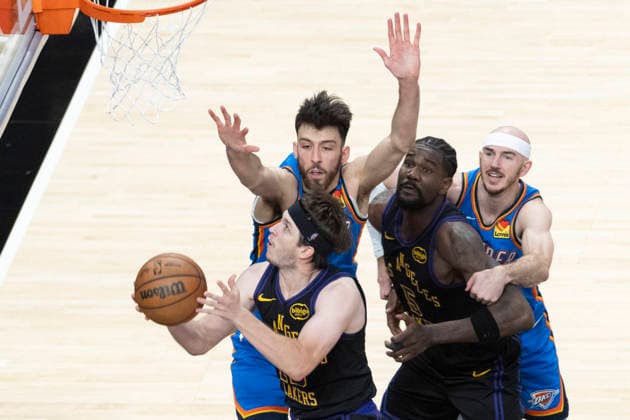 May 11, 2026, Los Angeles, California, USA: Los Angeles LakersÃ¢â‚¬â ¢ Austin Reaves (15) goes to the basket under pressure from Oklahoma City ThunderÃ¢â‚¬â ¢s Chet Holmgren (7) during Game 4 of a second-round NBA, Basketball Herren, USA playoff series at Crypto.com Arena on Monday, May 11, 2026 in Los Angeles. NBA Playoff 2026: Thunder 115:110 Lakers  - ZUMAc68_ 20260511_zaf_c68_076 Copyright: xRingoxChiux
