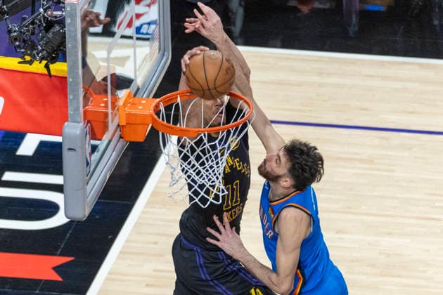 May 11, 2026, Los Angeles, California, USA: Los Angeles LakersÃ¢â‚¬â ¢ Jaxson Hayes (11) dunks against Oklahoma City ThunderÃ¢â‚¬â ¢s Chet Holmgren (7) during Game 4 of a second-round NBA, Basketball Herren, USA playoff series at Crypto.com Arena on Monday, May 11, 2026 in Los Angeles. NBA Playoff 2026: Thunder 115:110 Lakers  - ZUMAc68_ 20260511_zaf_c68_077 Copyright: xRingoxChiux