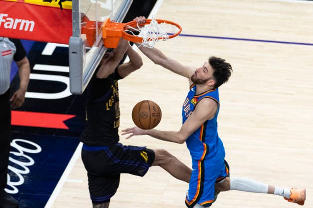 May 11, 2026, Los Angeles, California, USA: Los Angeles LakersÃ¢â‚¬â ¢ Jaxson Hayes (11) dunks against Oklahoma City ThunderÃ¢â‚¬â ¢s Chet Holmgren (7) during Game 4 of a second-round NBA, Basketball Herren, USA playoff series at Crypto.com Arena on Monday, May 11, 2026 in Los Angeles. NBA Playoff 2026: Thunder 115:110 Lakers  - ZUMAc68_ 20260511_zaf_c68_082 Copyright: xRingoxChiux