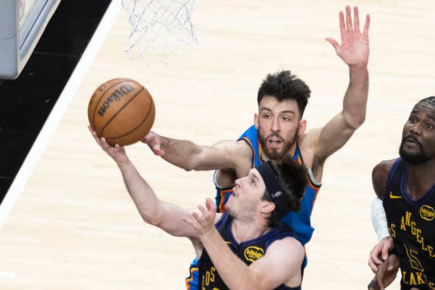 May 11, 2026, Los Angeles, California, USA: Los Angeles LakersÃ¢â‚¬â ¢ Austin Reaves (15) goes to the basket under pressure from Oklahoma City ThunderÃ¢â‚¬â ¢s Chet Holmgren (7) during Game 4 of a second-round NBA, Basketball Herren, USA playoff series at Crypto.com Arena on Monday, May 11, 2026 in Los Angeles. NBA Playoff 2026: Thunder 115:110 Lakers  - ZUMAc68_ 20260511_zaf_c68_084 Copyright: xRingoxChiux