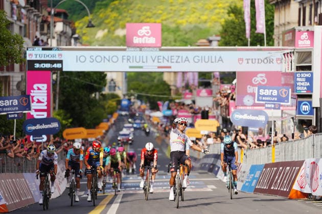 Ecuador™s Manuel Jhonatan Narvaez of UAE Team Emirates XRG winner of the stage during Stage 4 of the Giro d™Italia, from Catanzaro to Cosenza, Italy, Tuesday, May 12, 2026.  Copyright: xMassimoxPaolone LaPressex