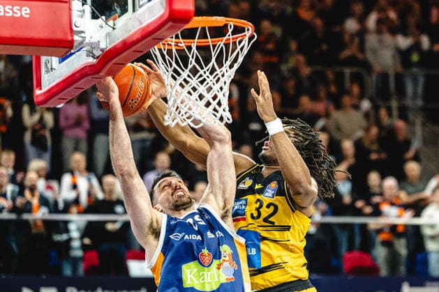 Rostock, Germany 12 May 2026 easyCredit BBL Play Ins 2025 2026 Rostock Seawolves vs MHP Riesen Ludwigsburg In the picture from left in the duel Owen Klassen Rostock Seawolves and Keeshawn Kellman MHP RIESEN Ludwigsburg Stadthalle Rostock Mecklenburg Vorpommern Copyright: xFotostandx xVoelkerx