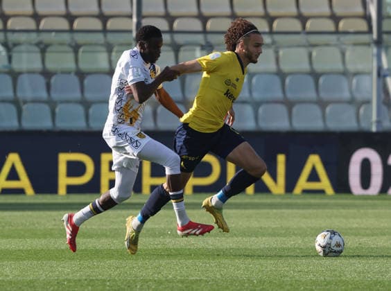 Omar Correia della Juve Stabia in contrasto con Yanis Massolin del Modena durante la partita di Serie B tra Modena e Juve Stabia Playoff allo stadio Alberto Braglia di Modena, Italia -martedÃ¬ 12 maggio 2026. - Calcio. (Foto di Gianni Santandrea Lapresse)  Copyright: xGiannixSantandrea LaPressex