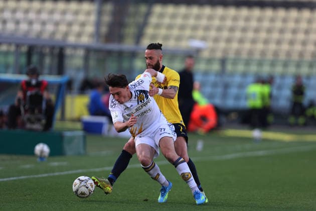 Francesco Zampano del Modena in contrasto con Alessio Cacciamani della Juve Stabia durante la partita di Serie B tra Modena e Juve Stabia Playoff allo stadio Alberto Braglia di Modena, Italia -martedÃ¬ 12 maggio 2026. - Calcio. (Foto di Gianni Santandrea Lapresse)  Copyright: xGiannixSantandrea LaPressex