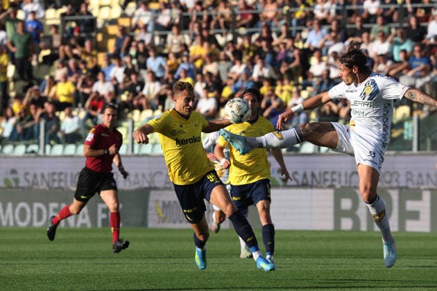 Andrea Giorgini della Juve Stabia in contrasto con Manuel De Luca del Modena durante la partita di Serie B tra Modena e Juve Stabia Playoff allo stadio Alberto Braglia di Modena, Italia -martedÃ¬ 12 maggio 2026. - Calcio. (Foto di Gianni Santandrea Lapresse)  Copyright: xGiannixSantandrea LaPressex