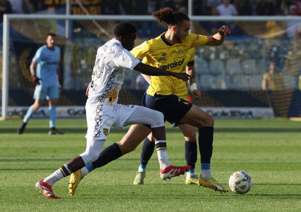 Omar Correia della Juve Stabia in contrasto con Yanis Massolin del Modena durante la partita di Serie B tra Modena e Juve Stabia Playoff allo stadio Alberto Braglia di Modena, Italia -martedÃ¬ 12 maggio 2026. - Calcio. (Foto di Gianni Santandrea Lapresse)  Copyright: xGiannixSantandrea LaPressex