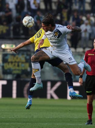 Andrea Giorgini della Juve Stabia in contrasto con Manuel De Luca del Modena durante la partita di Serie B tra Modena e Juve Stabia Playoff allo stadio Alberto Braglia di Modena, Italia -martedÃ¬ 12 maggio 2026. - Calcio. (Foto di Gianni Santandrea Lapresse)  Copyright: xGiannixSantandrea LaPressex