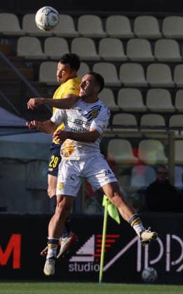 Matteo Cotali del Modena in contrasto con Lorenzo Carissoni della Juve Stabia durante la partita di Serie B tra Modena e Juve Stabia Playoff allo stadio Alberto Braglia di Modena, Italia -martedÃ¬ 12 maggio 2026. - Calcio. (Foto di Gianni Santandrea Lapresse)  Copyright: xGiannixSantandrea LaPressex