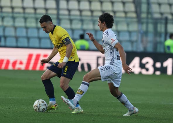 Andrea Giorgini della Juve Stabia in contrasto con Simone Santoro del Modena durante la partita di Serie B tra Modena e Juve Stabia Playoff allo stadio Alberto Braglia di Modena, Italia -martedÃ¬ 12 maggio 2026. - Calcio. (Foto di Gianni Santandrea Lapresse)  Copyright: xGiannixSantandrea LaPressex