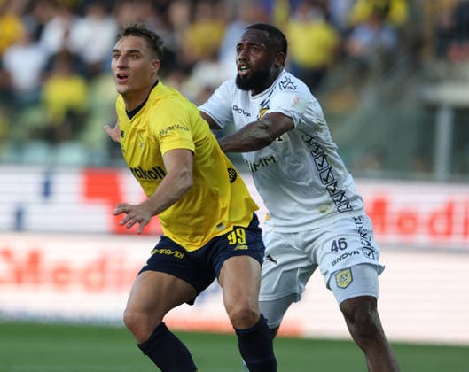 Salim Diakite della Juve Stabia in contrasto con Manuel De Luca del Modena durante la partita di Serie B tra Modena e Juve Stabia Playoff allo stadio Alberto Braglia di Modena, Italia -martedÃ¬ 12 maggio 2026. - Calcio. (Foto di Gianni Santandrea Lapresse)  Copyright: xGiannixSantandrea LaPressex