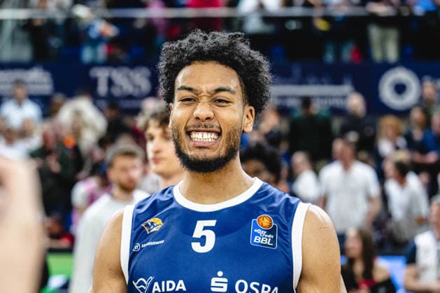 Rostock, Germany 12 May 2026 easyCredit BBL Play Ins 2025 2026 Rostock Seawolves vs MHP Riesen Ludwigsburg In the picture D Shawn Schwartz Rostock Seawolves smiling on the pitch Stadthalle Rostock Mecklenburg Vorpommern Copyright: xFotostandx xVoelkerx