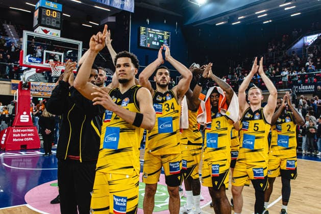 Rostock, Germany 12 May 2026 easyCredit BBL Play Ins 2025 2026 Rostock Seawolves vs MHP Riesen Ludwigsburg In the picture The Giants team thanks the fans Stadthalle Rostock Mecklenburg Vorpommern Copyright: xFotostandx xVoelkerx